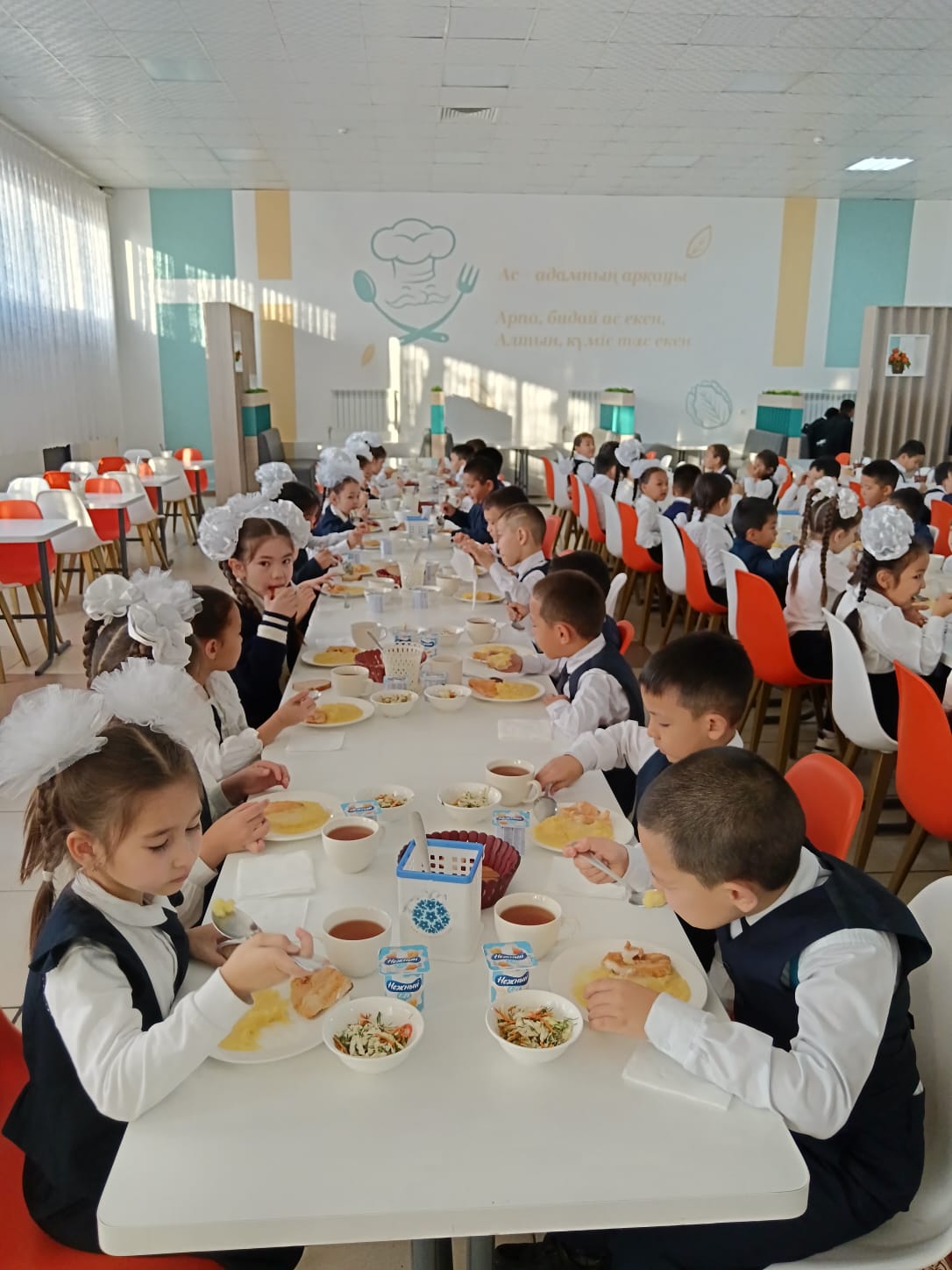 Тамақтану сәтінен көріністер